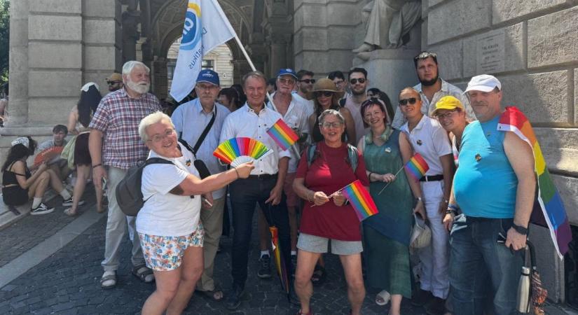 Hatalmas bulival és erős üzenettel vonult fel a DK a budapesti Pride-on