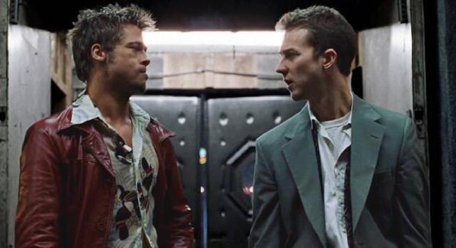 Apu ökölbe szorult keze újra találkozott: Brad Pitt és Edward Norton együtt a lelátón