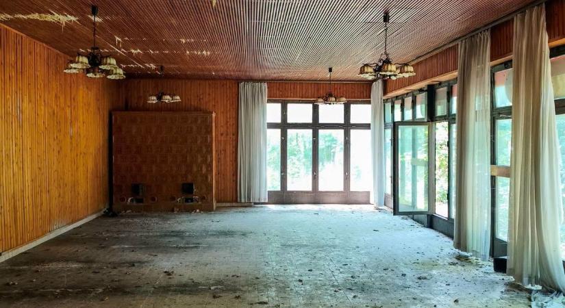 Teljesen megállt az idő ebben az elhagyatott balatoni falatozóban (galéria)