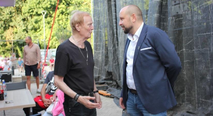 Bikini-klip Hévízről: itt a Közeli helyeken extra – D. Nagy és Naszádos barátsága