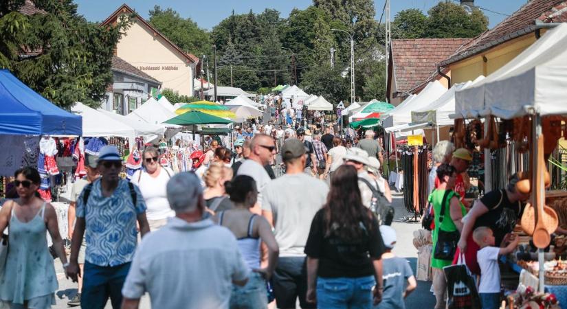Megnyitott az Őrségi Vásár - A hőségben sokan szalmakalapban nézegették a portékákat (fotók)