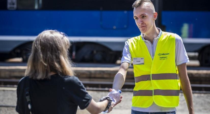 56 fokban izzanak a sínek: durván lelassultak a vonatok, óriási késésekre kell számítani