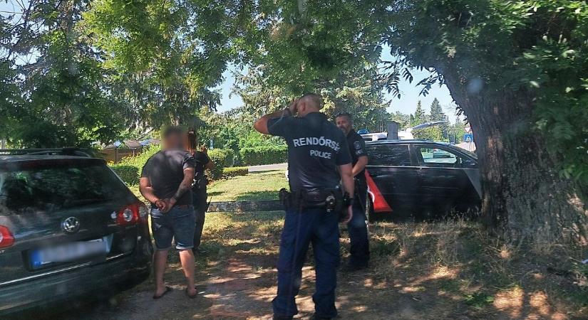 Egymás autóját zúzta szét egy vitatkozó pár Fonyódon, a férfit bilincsben vitték el