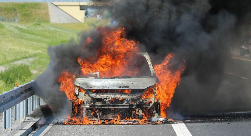 Riadalom az M6-oson: kiégett egy autó, egy benzinkútban is kárt tettek a lángok