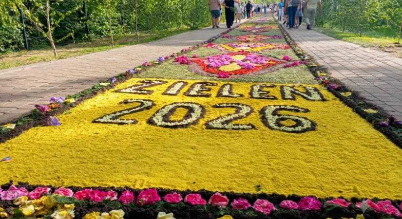 2 kilométeres virágszőnyeg terül el a falu utcáin: olyat láttunk, ami az UNESCO listájára is felkerült