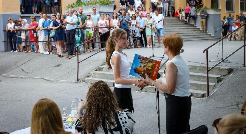 Tényleg itt a vakáció: a tanévzáró ünnepségeken búcsút intettek az iskoláknak a diákok (fotók)