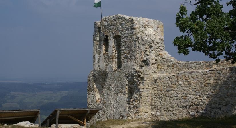 Kőbe írt csend