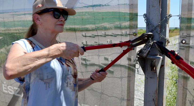 Átvágták a lakatot, és bevonultak civilek a Fertő tó egykori strandjának területére