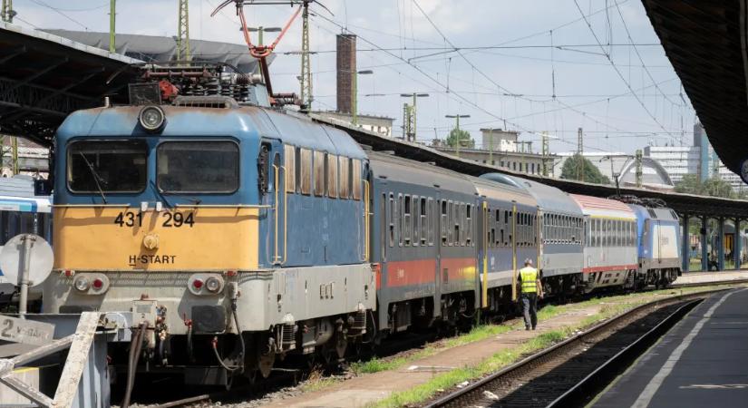 Annyira forrók a sínek, hogy a MÁV sok vonalon 20 kilométer per órával csökkentette a vonatok sebességét