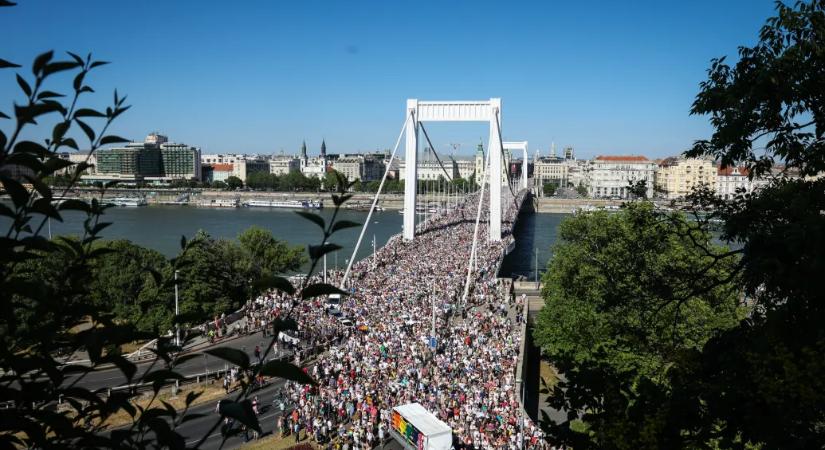 Megint szivárványos zászlókat hajigáltak a Dunába, ennek is rendőrségi eljárás lett a vége