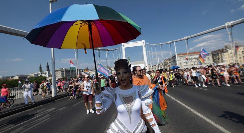 „Mocskos Tisza”: Orbán Viktor mellett, Magyar Péter ellen tiltakoztak a Pride ellentüntetői