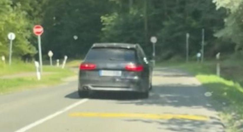 Hihetetlen, mit művelt: záróvonalon, beláthatatlan kanyarban előzött egy ámokfutó az orfűi szerpentinen (VIDEÓ)