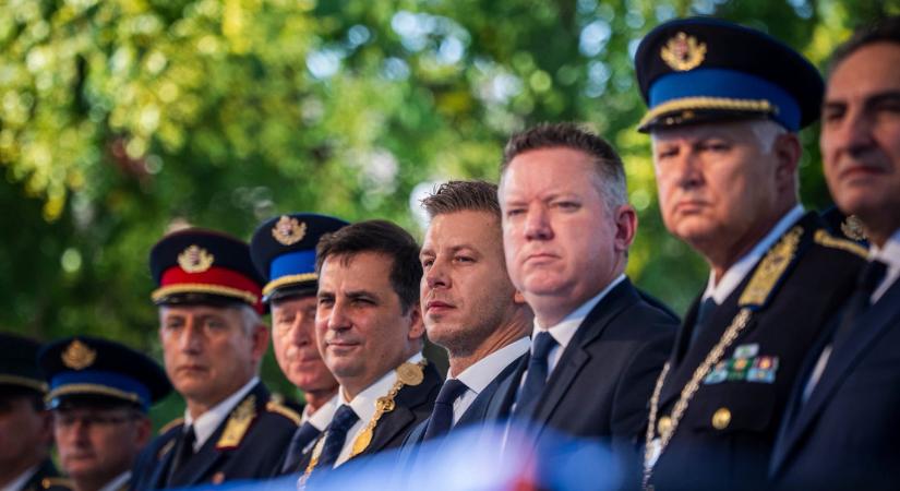 Legyen bátorságuk felszólalni, ha törvénytelenséget látnak – biztatta a frissen avatott tiszteket Magyar Péter