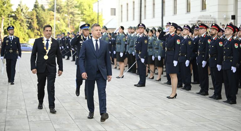 Magyar Péter ígéretet tett a tisztavatáson: tisztességes bérek, korszerű felszerelés, támogató vezetők