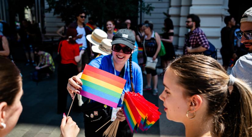 Fura rendőri akció a Pride-on, ellentüntetők a Parlamentnél - Maximális készültség Budapesten, 40 fokos hőségben jön a Pride