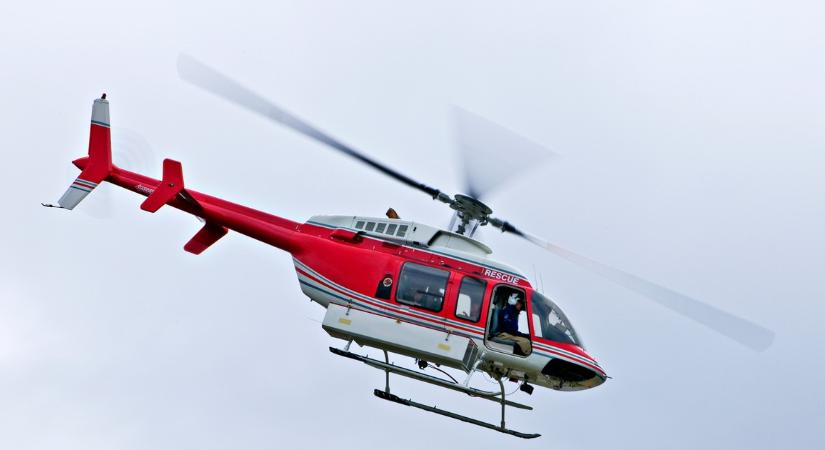 Teljes útzár a 3-as főúton: frontális karambol miatt zárták le az utat, mentőhelikopter szállt le