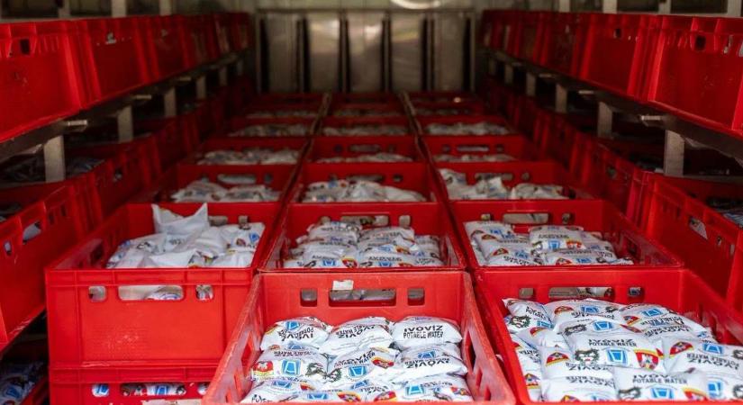A honvédség 12 ezer tasak vizet szállított ki