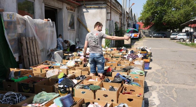 Nyárindító garázsvásár Szegeden – a hőség sem riasztotta el a kincsvadászokat