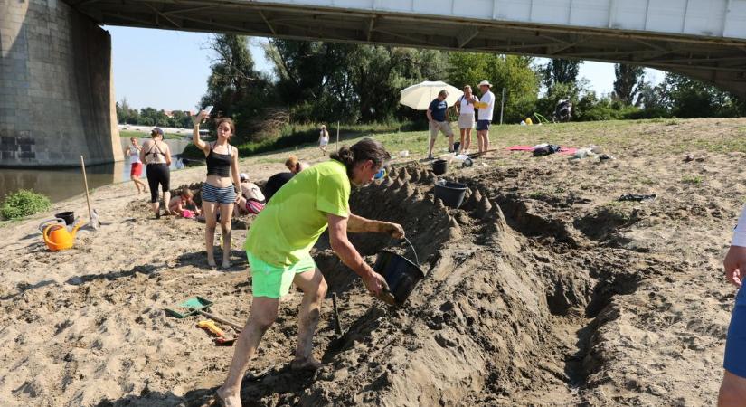 Gyerekek és felnőttek közösen építették meg a Lapos Beach legendás homokkrokodilját Szegeden