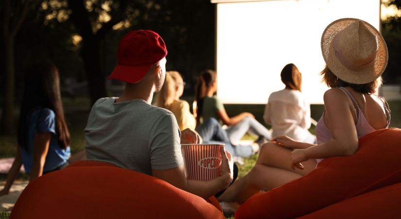 Egy pokróc, egy jó film és egy nyári este, ezért imádják egyre többen a szabadtéri mozikat