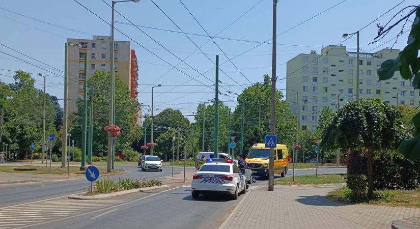 Forgalmi káoszt okozott a Csillag téren történt karambol, mentők és rendőrök is a helyszínen dolgoznak