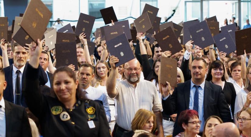 Több év munkája ért célba: 440 hallgató vehette át diplomáját a Dunaújvárosi Egyetemen (galéria)