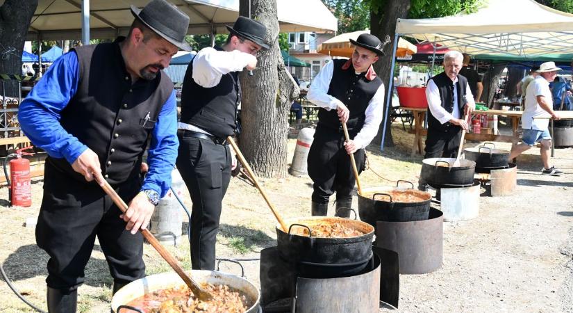 Rekkenő hőségben is rotyogott a pörkölt: rengetegen voltak a karcagi fesztiválon – galériával, videóval