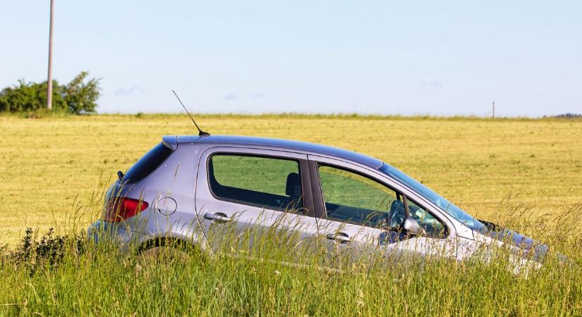 Baleset a 32-esen: a kukoricásban állt meg az autó
