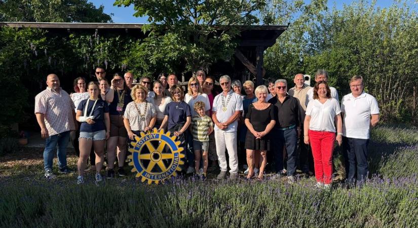 Mosolygó alma és jeges csobbanás: mozgalmas évet zárt a Szolnok-Tisza Rotary Club
