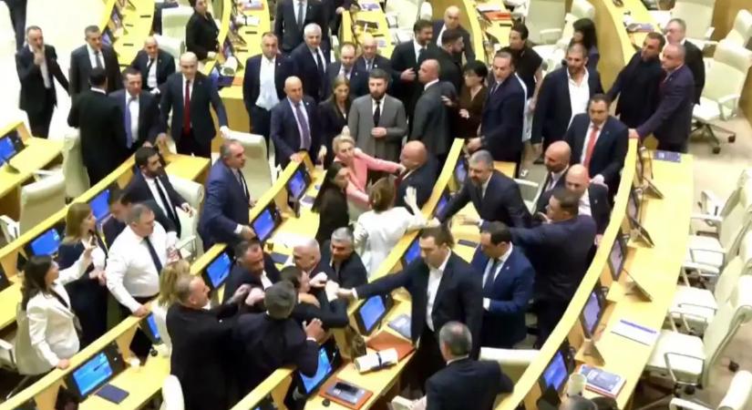Videón az elszabadult képviselők, tömegverekedés tört ki a parlamentben