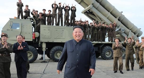 Észak-Korea bemutatta új rakéta arzenálját