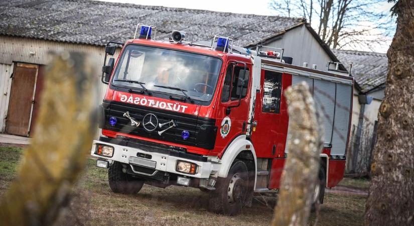 Kigyulladt egy garázs Nyíregyházán, a lángok egy lakóház oldalában is kárt tettek!