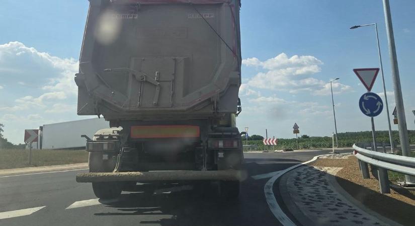 Már megint a szabolcsi kamionosokat támadják? Csúnyán elszabadultak az indulatok egy féklámpa miatt