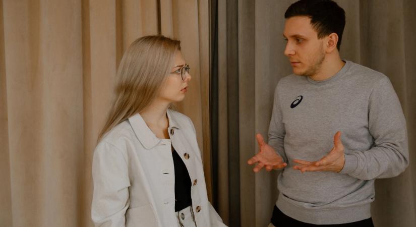 Ajtót sem tartanak, helyet sem adnak át: eltűnőben vannak a hétköznapi illemszabályok
