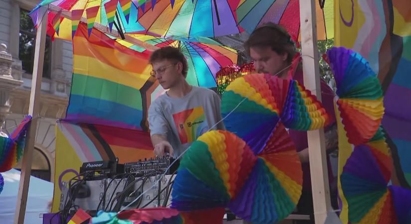 Balhé a Pride-on: tojással és zöldséggel dobálták meg a felvonulókat