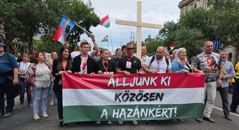„Nekik a szivárványos, nekünk a nemzeti lobogó!” – a migrációs paktum és a genderpropaganda ellen tüntettek