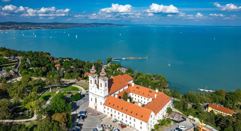 Tihany látnivalói – A Balaton egyik legszebb települése, ahol a történelem és a természet harmóniában olvad össze