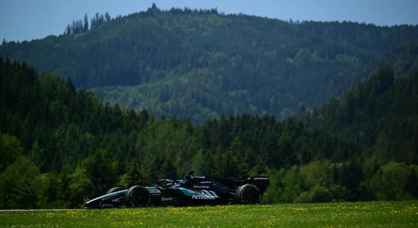 Russell megszerezte a pole-t a két Ferrari előtt; Verstappen a falban zárta a spielbergi időmérőt