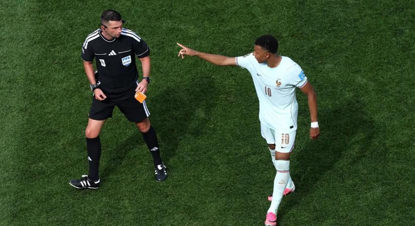 Mbappé már a bírónak is parancsol? Elképesztő jelenet sokkolta a vb-t