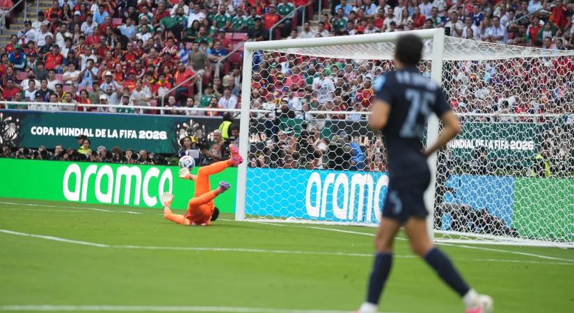 Összeomlott a vb-n a legendás kapus – drámai részlet derült ki a lecseréléséről