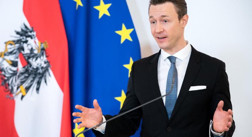 Perrel fenyegetőzik a korrupció gyanújába keveredett osztrák pénzügyminiszter