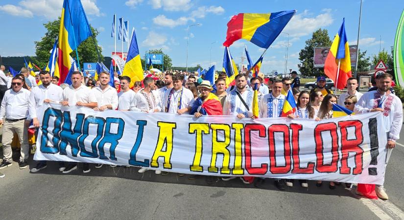 Marosvásárhelyen ünnepli a román zászló napját az AUR – Felvonulást szerveztek (VIDEÓ)