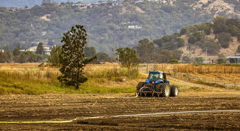 Súlyosan megsérült egy 24 éves fiatal – Összezúzta egy rögzítetlen traktor