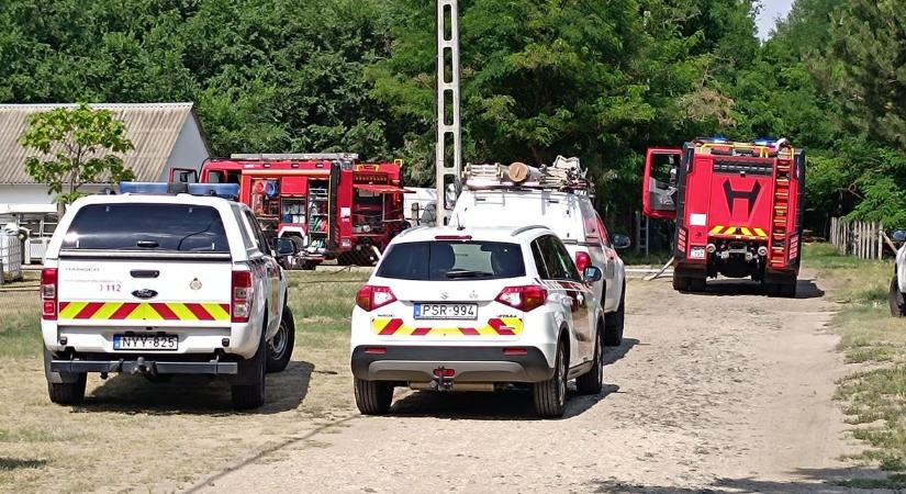 Képeken a pirtói húsüzemtűz: a tető egy részét teljesen felemésztették a lángok