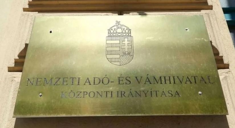 Hőségriadó a NAV-nál: változik az ügyfélfogadás, több kirendeltség korábban bezár
