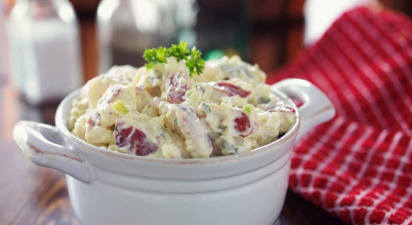 Mediterrán krumplisaláta fetával: isteni köret grillezéshez