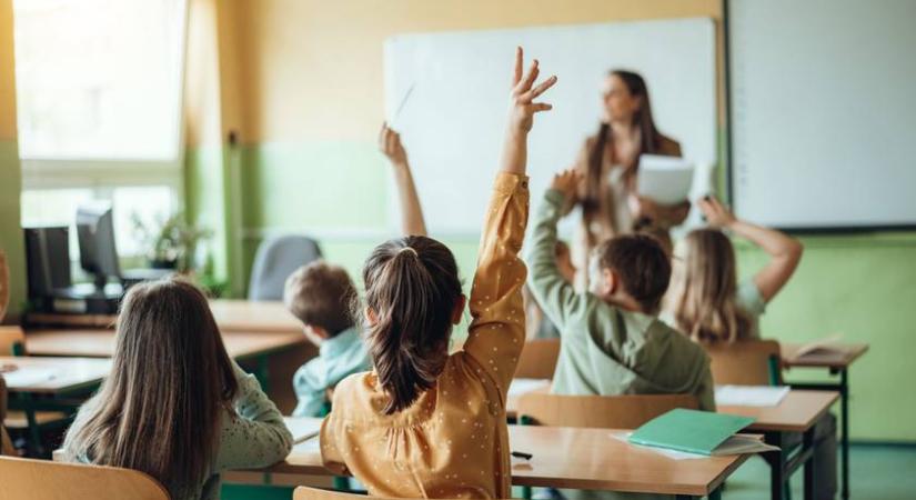 Így emelkednek idén a pedagógusbérek: ekkor érkezik a visszamenőleges kifizetés