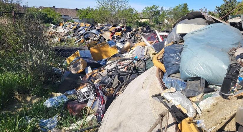 Milliókba kerülne elszállítani az illegális szemetet a tokodaltárói kolóniákról