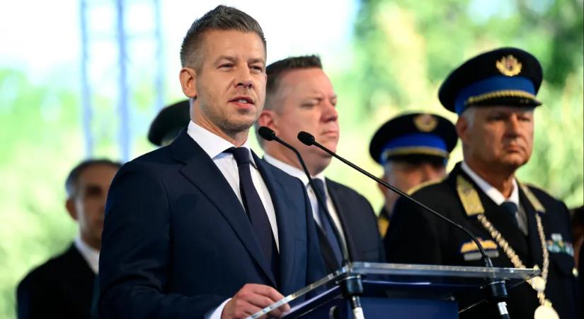 „Legyen bátorságuk felszólalni, ha törvénytelenséget látnak” – üzente Magyar Péter a tisztavatáson