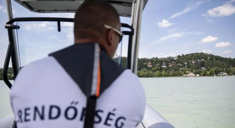 Fejbe lőtt holttestet találtak a Balatonban